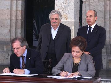 Cancilleres firmando el plan estratégico Cancilleres firmando el plan estratégico