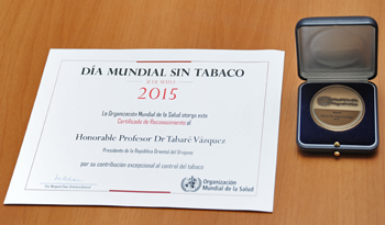 Medalla y diploma de la OPS en reconocimiento a la lucha contra el tabaquismo