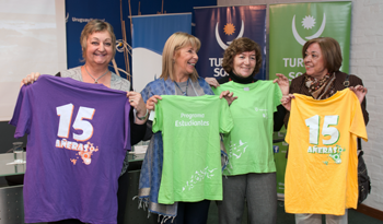 Autoridades de Turismo y Enseñanza con camisetas del programa Quinceañeras Autoridades de Turismo y Enseñanza con camisetas del programa Quinceañeras