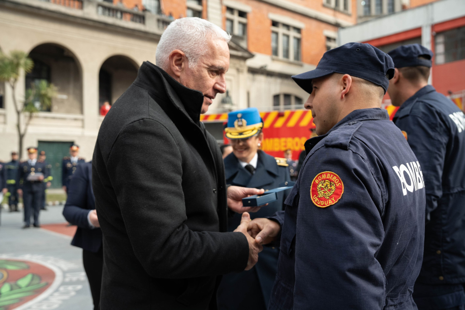 Carlos Negro entrega condecoración a bombero que prestó servicio en incendios forestales en Chile
