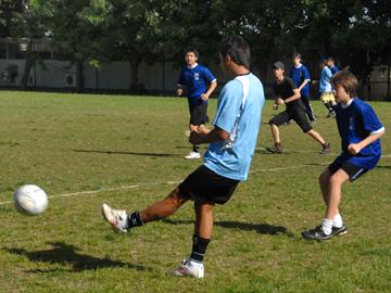 Niños jugando al fútbol Niños jugando al fútbol