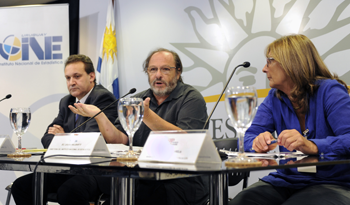 El subdirector de la OPP, Jerónimo Roca, el ministro de Desarrollo Social, Daniel Olesker, y la coautora del estudio, Carmen Varela El subdirector de la OPP, Jerónimo Roca, el ministro de Desarrollo Social, Daniel Olesker, y la coautora del estudio, Carmen Varela