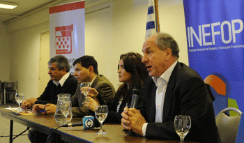 Ministro Ernesto Murro en firma de convenio