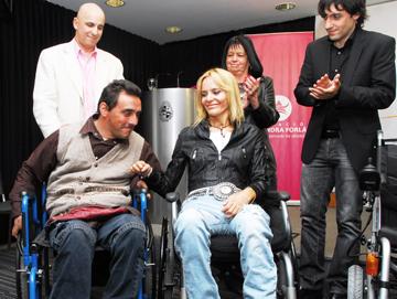 Alejandra Forlán donando sillas de ruedas Alejandra Forlán donando sillas de ruedas