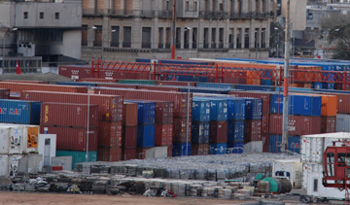 Contenedores en el puerto de Montevideo