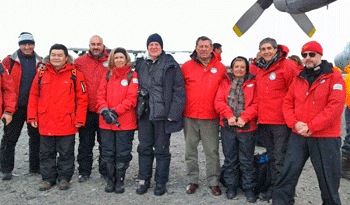 Delegación oficial uruguaya apenas llegar a la Base Científica Antártica Artigas Delegación oficial uruguaya apenas llegar a la Base Científica Antártica Artigas