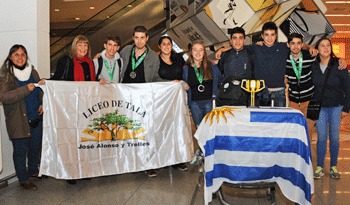 Los estudiantes de Tala a su arribo al aeropuerto de Carrasco Los estudiantes de Tala a su arribo al aeropuerto de Carrasco