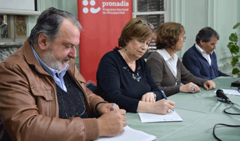 Firma del convenio para brindar capacitación intensiva en lenguaje de señas a 350 padres del interior del país.