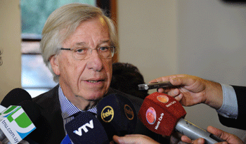 Ministro Danilo Astori en declaraciones a la prensa Ministro Danilo Astori en declaraciones a la prensa
