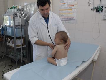 Médico con bebé
