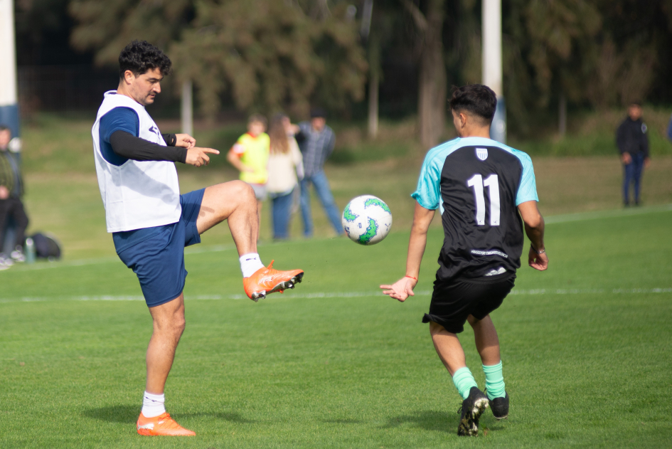 Jugador de la Mutual de Futbolistas con integrante del equipo de fútbol La Chispa, del Inisa. Foto: archivo.