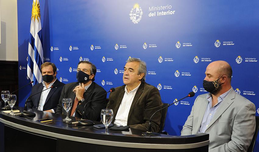 Autoridades de los ministerios de Interior y Ganadería Autoridades de los ministerios de Interior y Ganadería