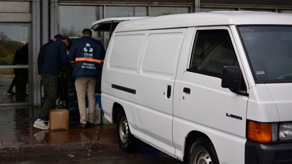 Funcionarios cargan insumos en una camioneta para el operativo