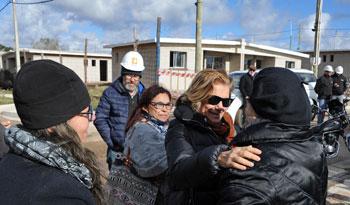 Ministra Eneida de León visitó obras de realojo y regularización en Montevideo