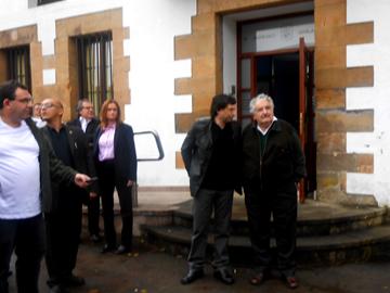 El Presidente Mujica es recibido por autoridades Muxika El Presidente Mujica es recibido por autoridades Muxika