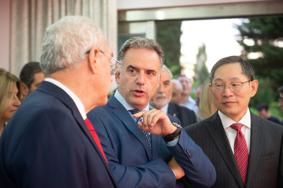 Lubetkin, Orsi y Huang Yazhong