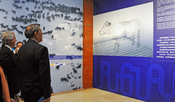Canciller Rodolfo Nin Novoa y Presidente Tabaré Vázquez en exposición de artistas uruguayos en China