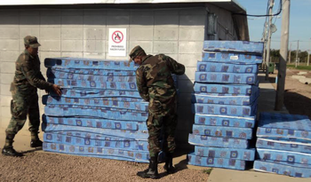 Sistema Nacional de Emergencias distribuye colchones entre personas damnificadas por las inundaciones en Salto, Paysandú y Artigas