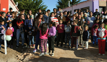 Ministro de Vivienda, Francisco Beltrame con familias de Paysandú