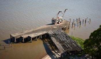 Muelle de madera y grúas del Frigorífico Anglo Muelle de madera y grúas del Frigorífico Anglo
