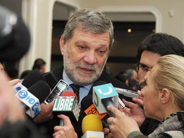 Roberto Kreimerman hablando a la prensa Roberto Kreimerman hablando a la prensa