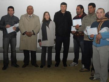 Autoridades y reclusos con diplomas