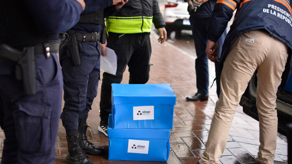 Funcionarios trabajan en la logística de uno de los centros de evacuación