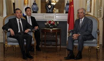 Presidente Tabaré Vázquez y ministros con delegación oficial de China