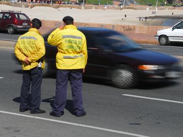 Agentes de tránsito en controles