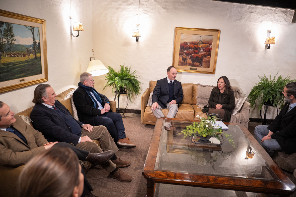 Ministra Cardona con dirigentes de la Asociación Rural del Uruguay