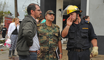 Prosecretario Juan Andrés Roballo durante la recorrida por la ciudad de Dolores