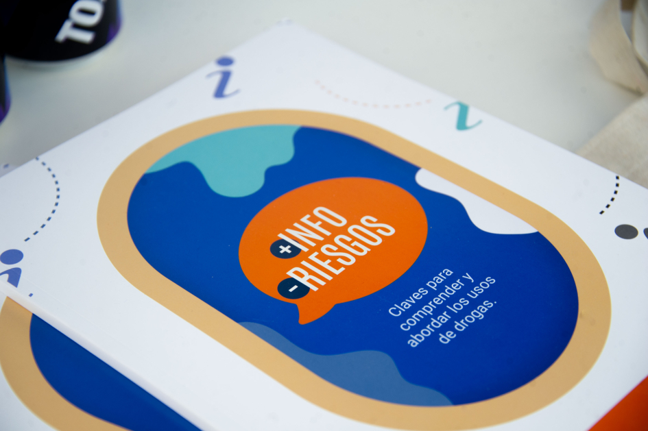 Folleto sobre una mesa con la leyeda "Más info, menos riesgos"