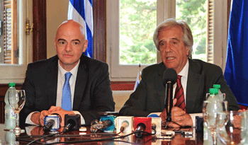 El titular de la FIFA, Gianni Infantino, y el Presidente Tabaré Vázquez tras el encuentro en Suárez