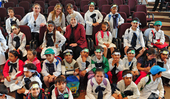 María Auxiliadora Delgado con escolares y maestros de Treinta y Tres María Auxiliadora Delgado con escolares y maestros de Treinta y Tres