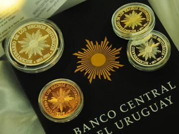 Monedas de 50 y 1000 pesos uruguayos Monedas de 50 y 1000 pesos uruguayos