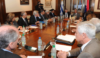 Reunión en oficina presidencial de Suárez y Reyes