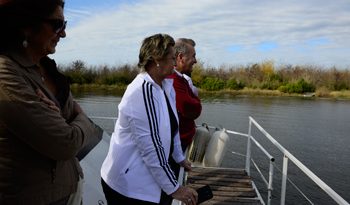 Ministras Muñoz y Kechichian y directora general de Turismo, Hyara Rodríguez en embarcación por rio San Salvador Ministras Muñoz y Kechichian y directora general de Turismo, Hyara Rodríguez en embarcación por rio San Salvador