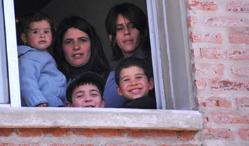 Familia en su nueva vivienda