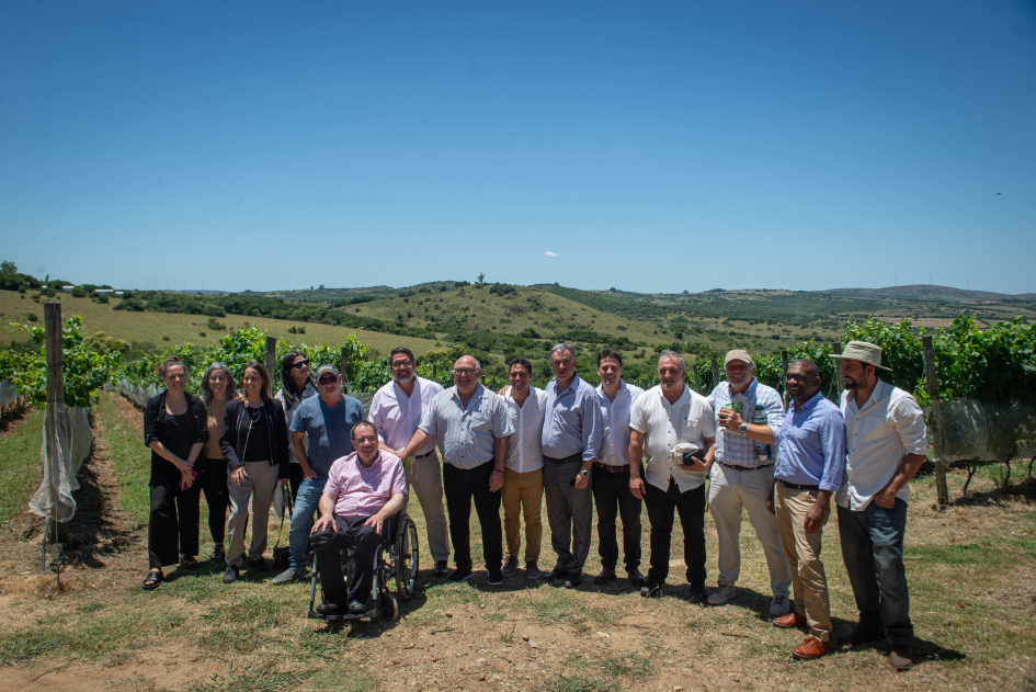 Presidente Orsi, autoridades y representantes de la fundación Ambá, en Maldonado