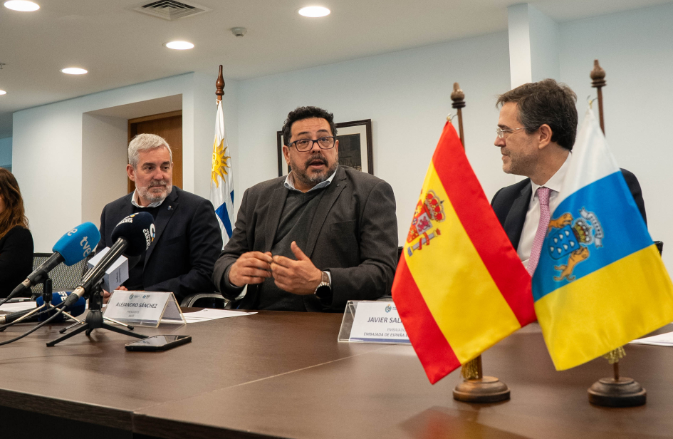 Autoridades en firma del convenio