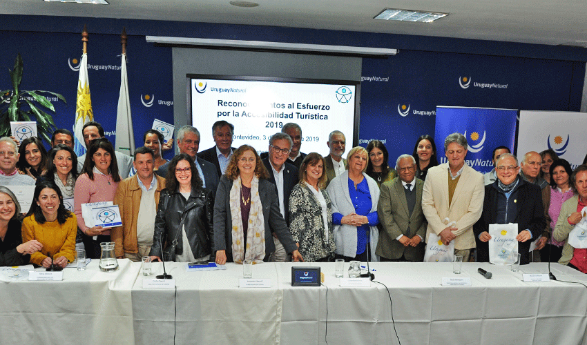 Autoridades junto a premiados en la cuarta entrega de los Reconocimientos al Esfuerzo por la Accesibilidad Turística Autoridades junto a premiados en la cuarta entrega de los Reconocimientos al Esfuerzo por la Accesibilidad Turística