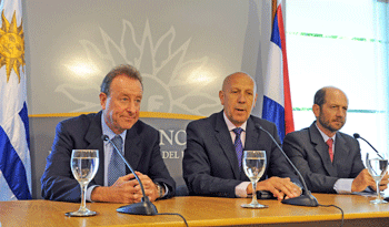 El secretario de la Presidencia, Miguel Ángel Toma, flanqueado por los directivos de Teyma Uruguay El secretario de la Presidencia, Miguel Ángel Toma, flanqueado por los directivos de Teyma Uruguay