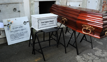 Mario Benedetti y Luz López Alegre finalmente descansan juntos en el Cementerio Central Mario Benedetti y Luz López Alegre finalmente descansan juntos en el Cementerio Central