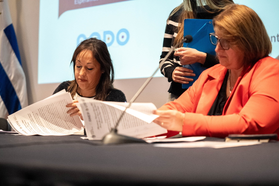 Ministra de Industria, Fernanda Cardona, y presidenta de UTU, Virginia Verderese, firmaron convenio.