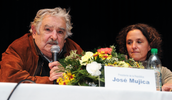 El Presidente José Mujica flanqueado por la intendenta de Artigas, Patricia Ayala El Presidente José Mujica flanqueado por la intendenta de Artigas, Patricia Ayala