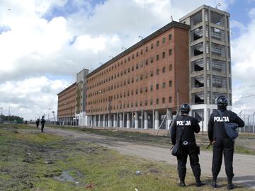 Policías custodiando el Penal de Libertad Policías custodiando el Penal de Libertad