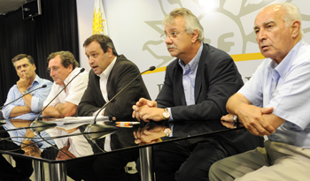 Autoridades en conferencia de prensa tras reunión del Presidente Mujica con Congreso de Intendentes Autoridades en conferencia de prensa tras reunión del Presidente Mujica con Congreso de Intendentes