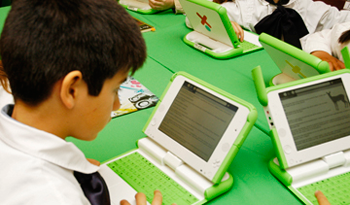 Escolar utilizando máquina del Plan Ceibal
