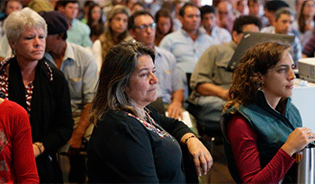 Jacqueline Gómez junto a colonos de Río Negro