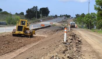Máquinas trabajando en la obra de ruta 101